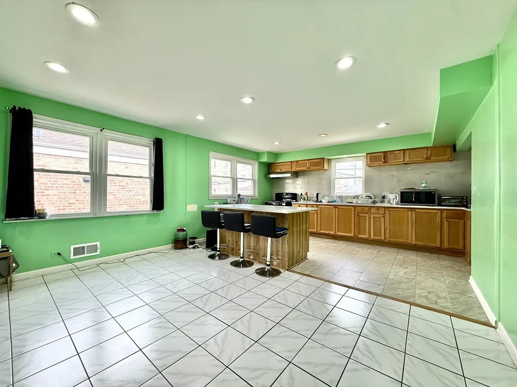 3842 West Argyle Street Chicago IL 60625