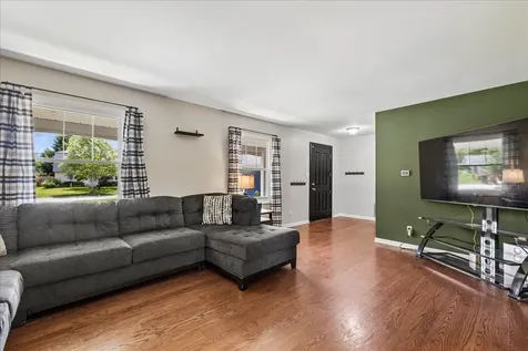 60 New Castle Court Crystal Lake IL 60014