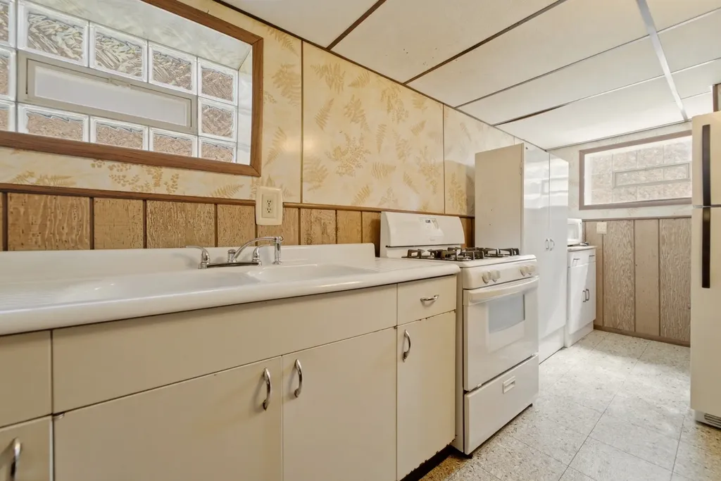 11607 South Avenue J Chicago IL 60617