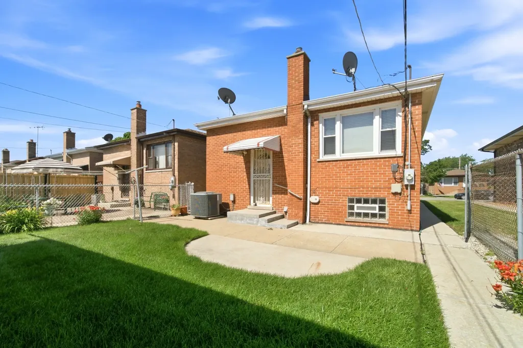 11607 South Avenue J Chicago IL 60617