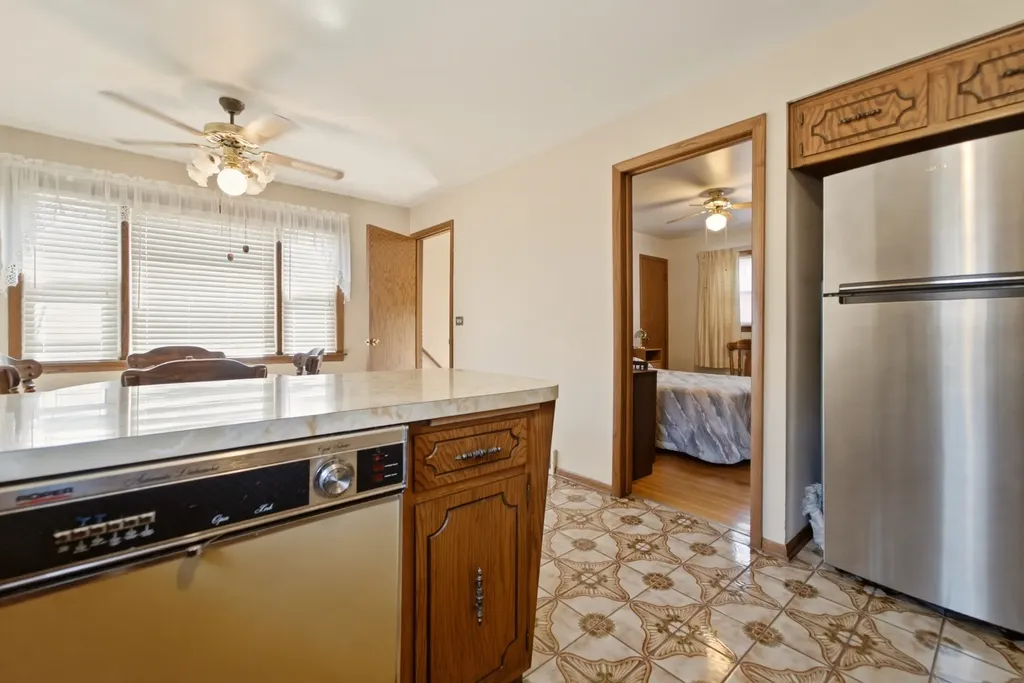 11607 South Avenue J Chicago IL 60617