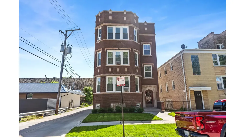 7555 North Claremont Avenue Chicago IL 60645