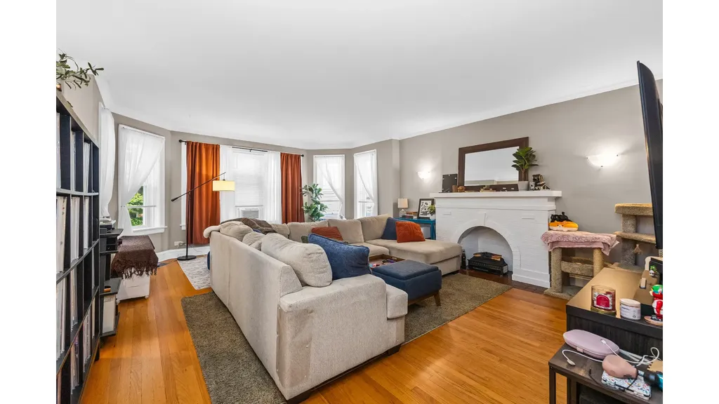 7555 North Claremont Avenue Chicago IL 60645