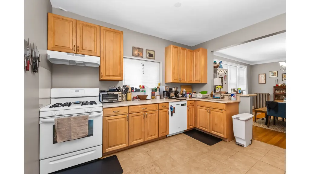 7555 North Claremont Avenue Chicago IL 60645