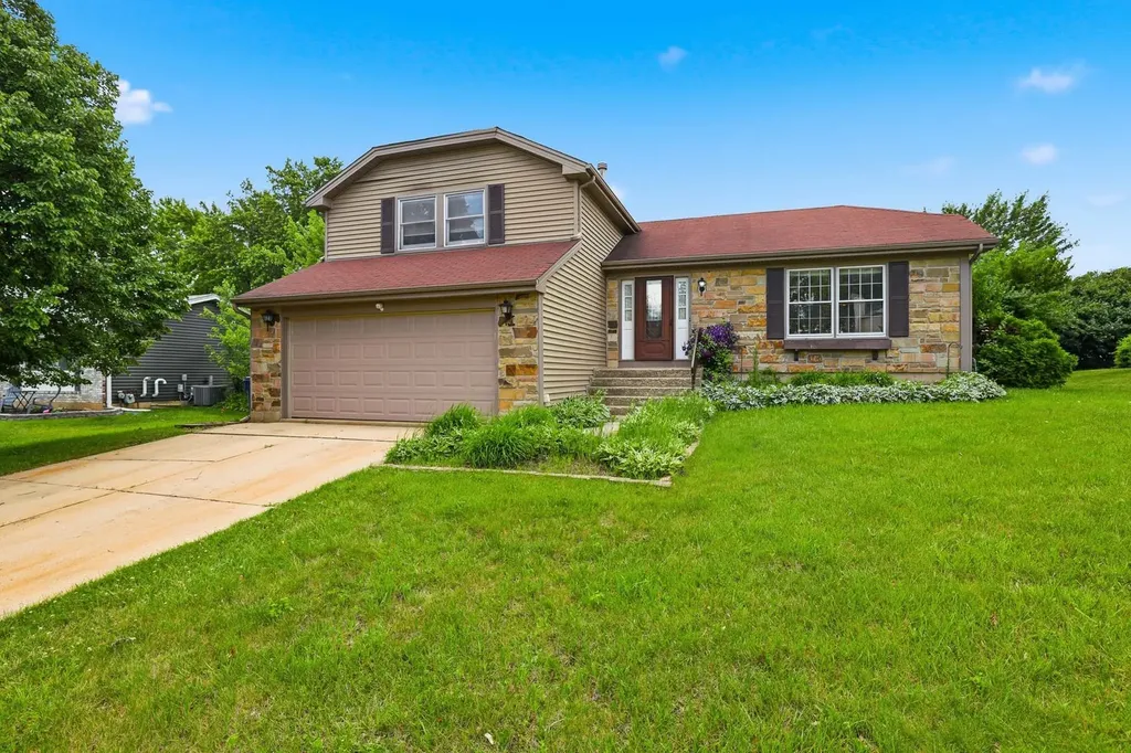 310 Crestwood Court Algonquin IL 60102