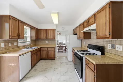 310 Crestwood Court Algonquin IL 60102