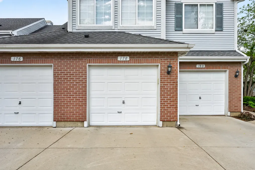 178 Cripple Creek Court Schaumburg IL 60194