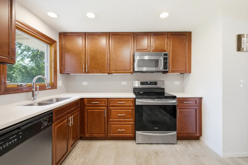 1033 Lowell Lane Schaumburg IL 60193