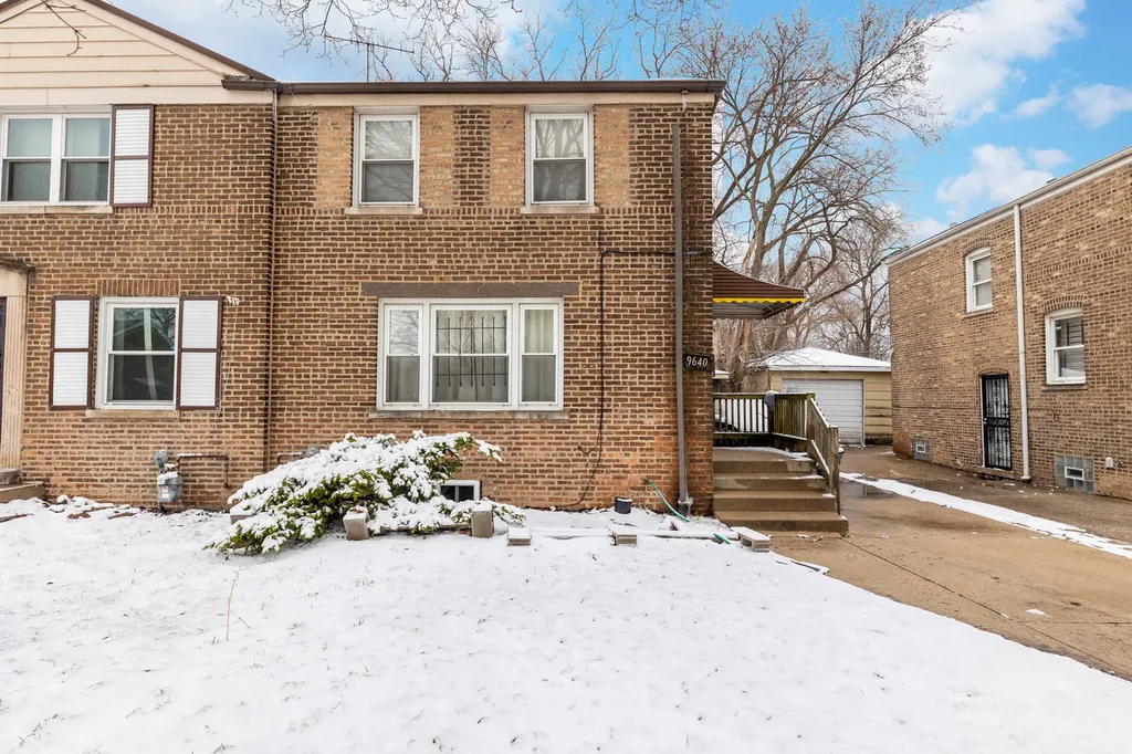9640 South Hoxie Avenue Chicago IL 60617