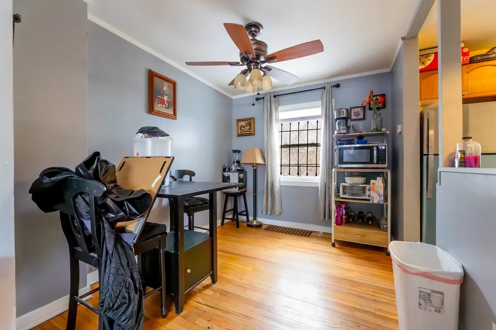 9640 South Hoxie Avenue Chicago IL 60617