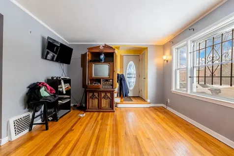 9640 South Hoxie Avenue Chicago IL 60617