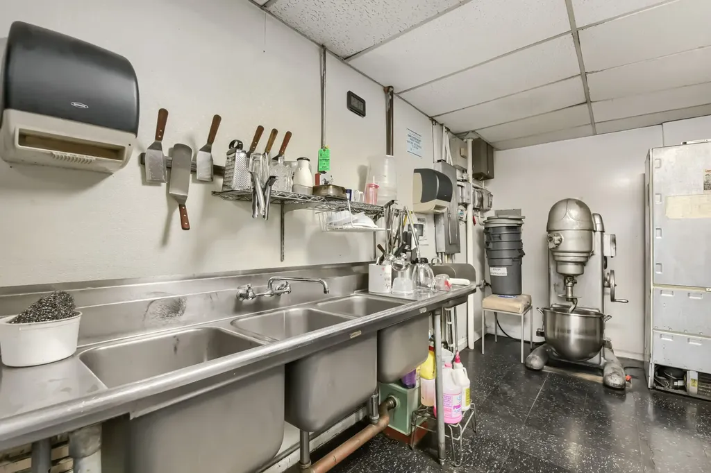 7109 North Clark Street Chicago IL 60626