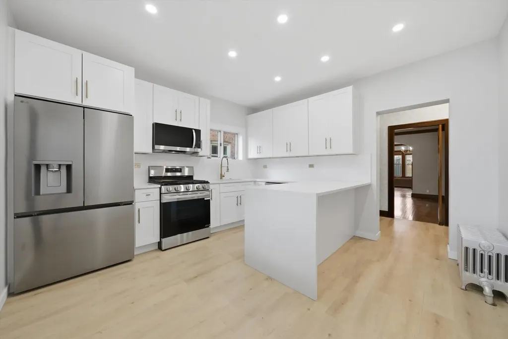 5411 West Byron Street Chicago IL 60641