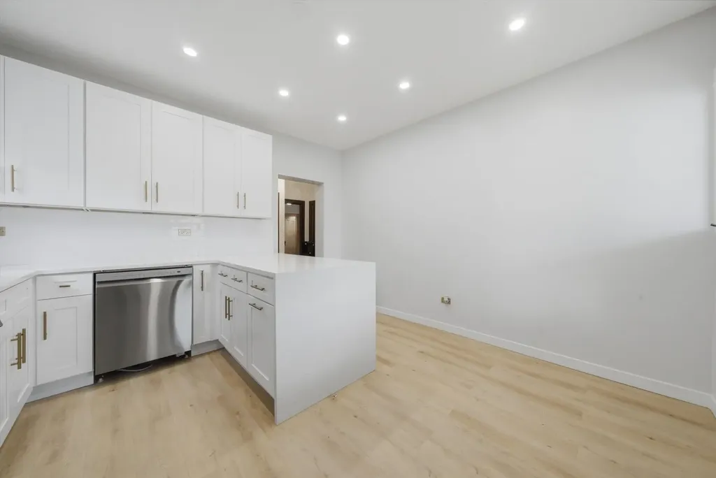 5411 West Byron Street Chicago IL 60641