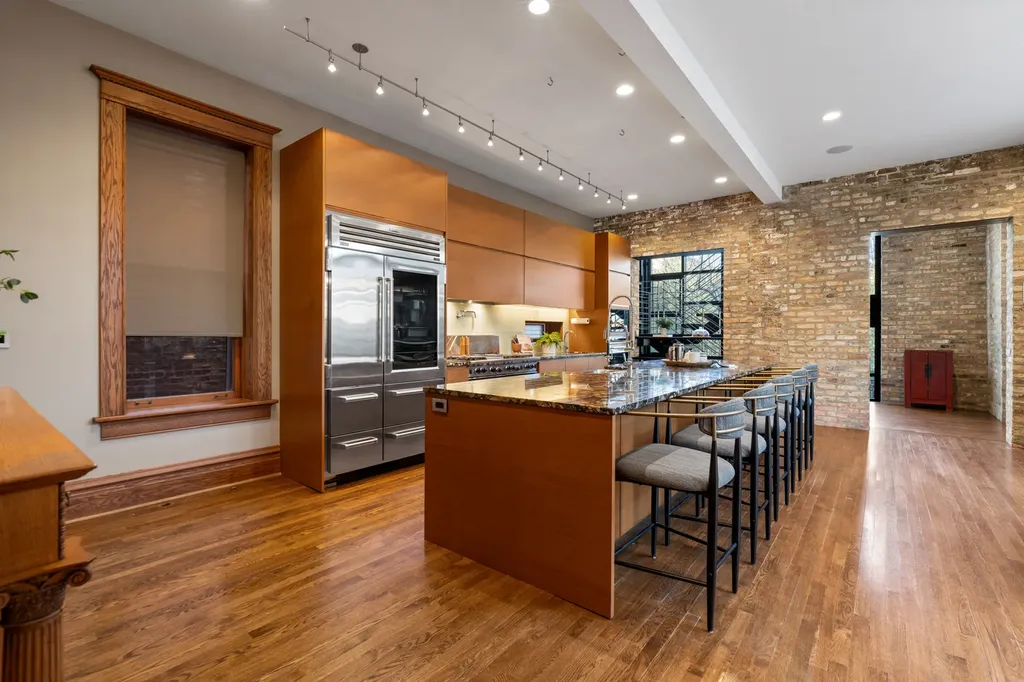 1646 North Leavitt Street Chicago IL 60647