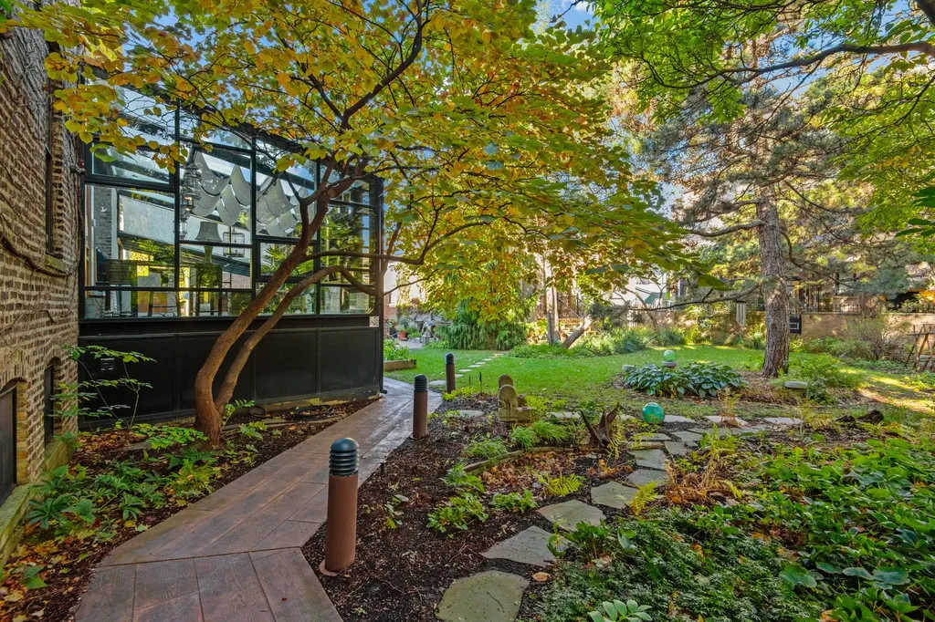 1646 North Leavitt Street Chicago IL 60647