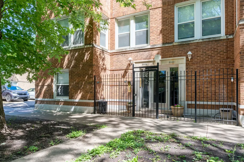 3908 West Ainslie Street Chicago IL 60625