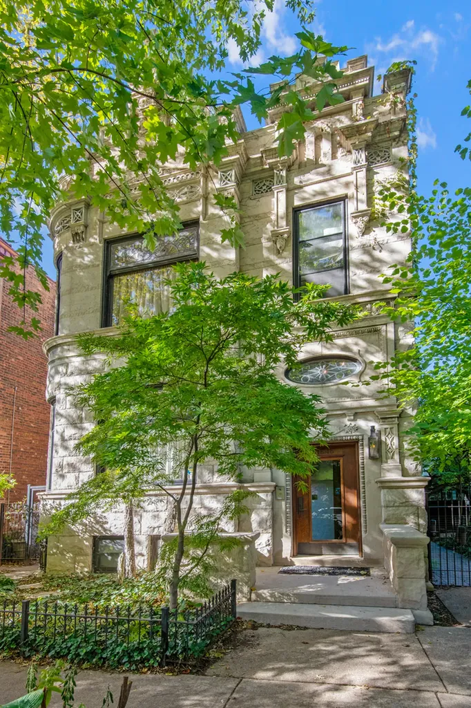 1652 North Leavitt Street Chicago IL 60647