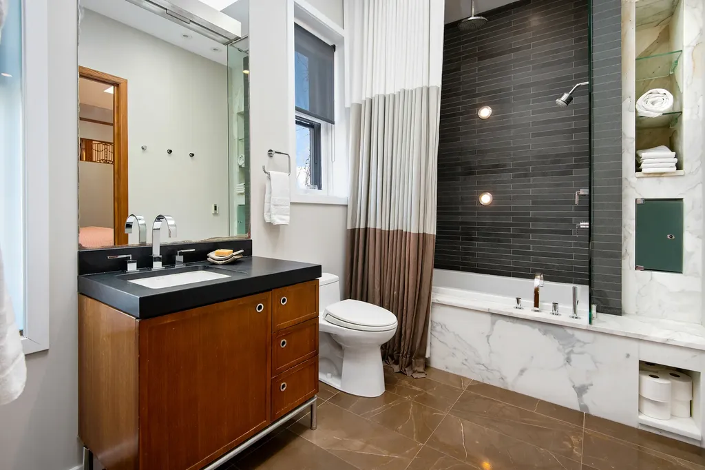 1652 North Leavitt Street Chicago IL 60647