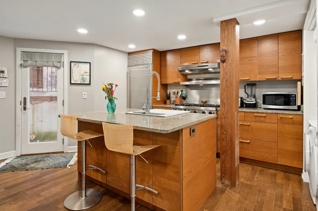 1652 North Leavitt Street Chicago IL 60647