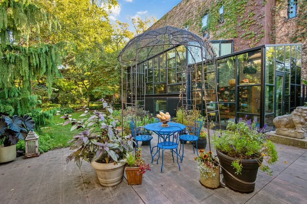 1652 North Leavitt Street Chicago IL 60647