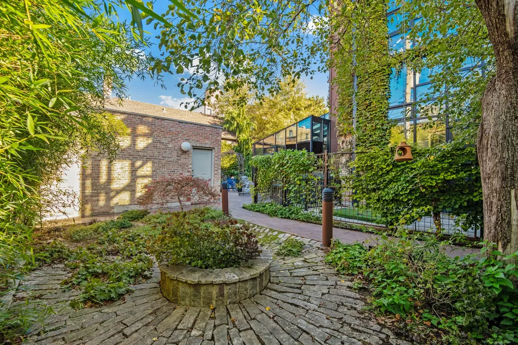 1652 North Leavitt Street Chicago IL 60647