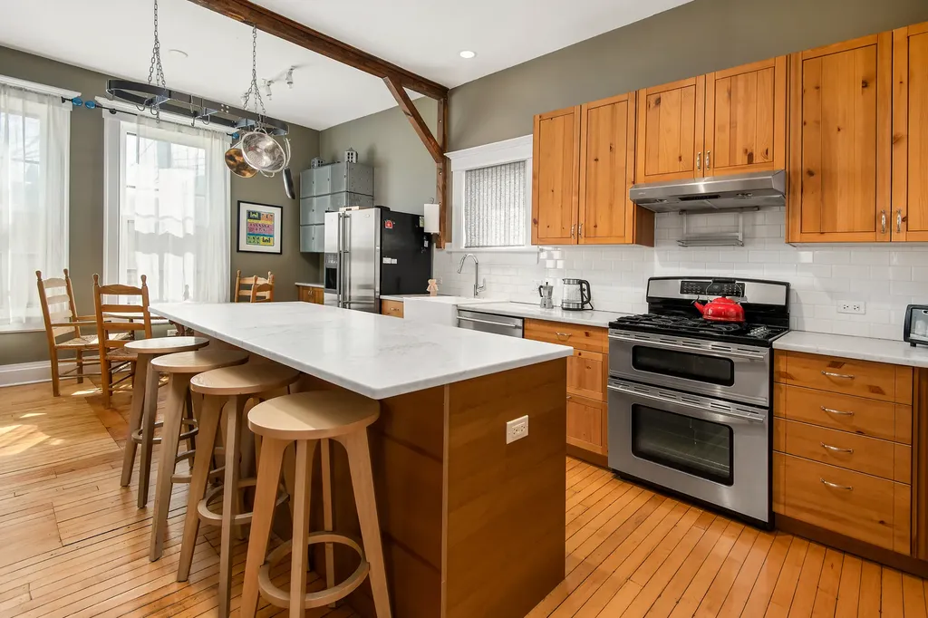1652 North Leavitt Street Chicago IL 60647