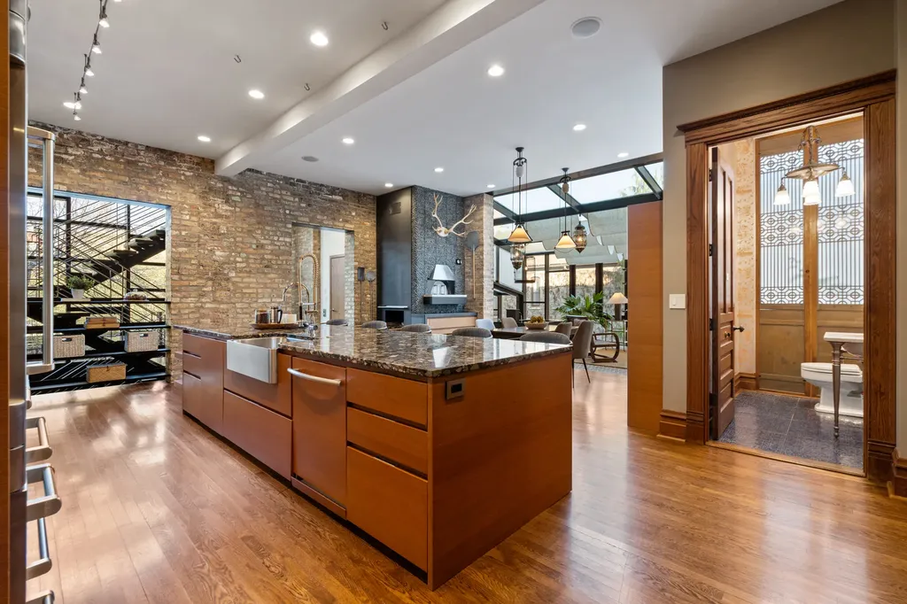 1652 North Leavitt Street Chicago IL 60647