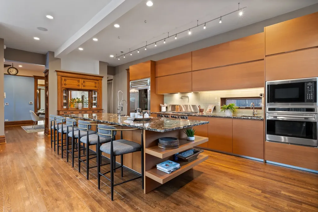 1652 North Leavitt Street Chicago IL 60647