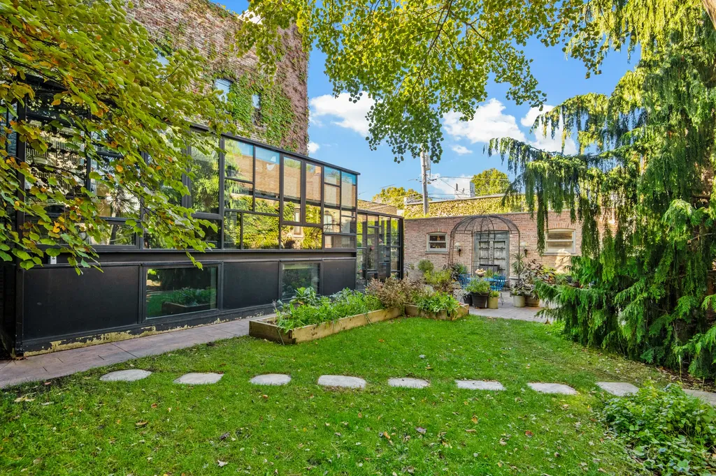 1652 North Leavitt Street Chicago IL 60647