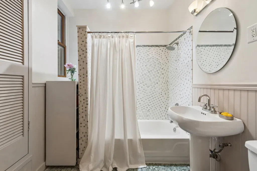 2736 North Mildred Avenue Chicago IL 60614