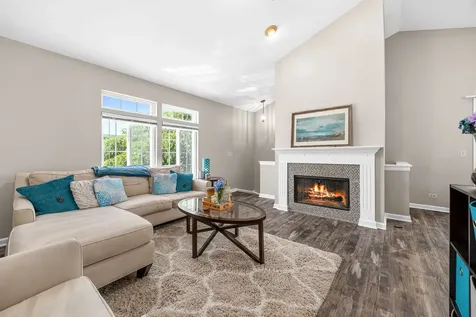 264 Nautical Way Elgin IL 60123