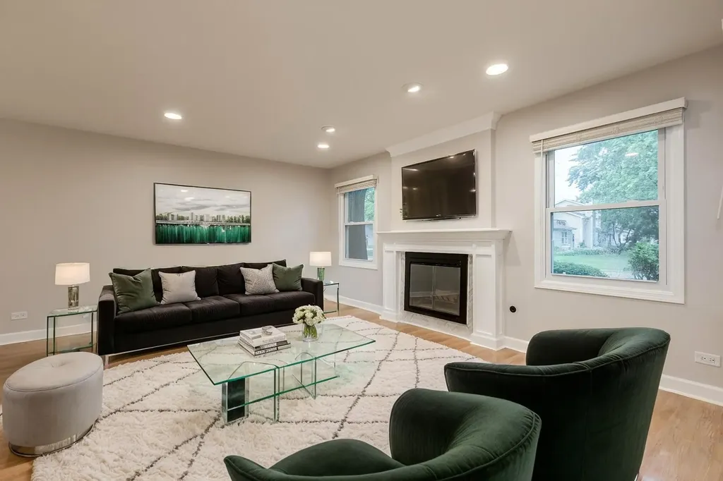 928 Colony Lake Drive Schaumburg IL 60194