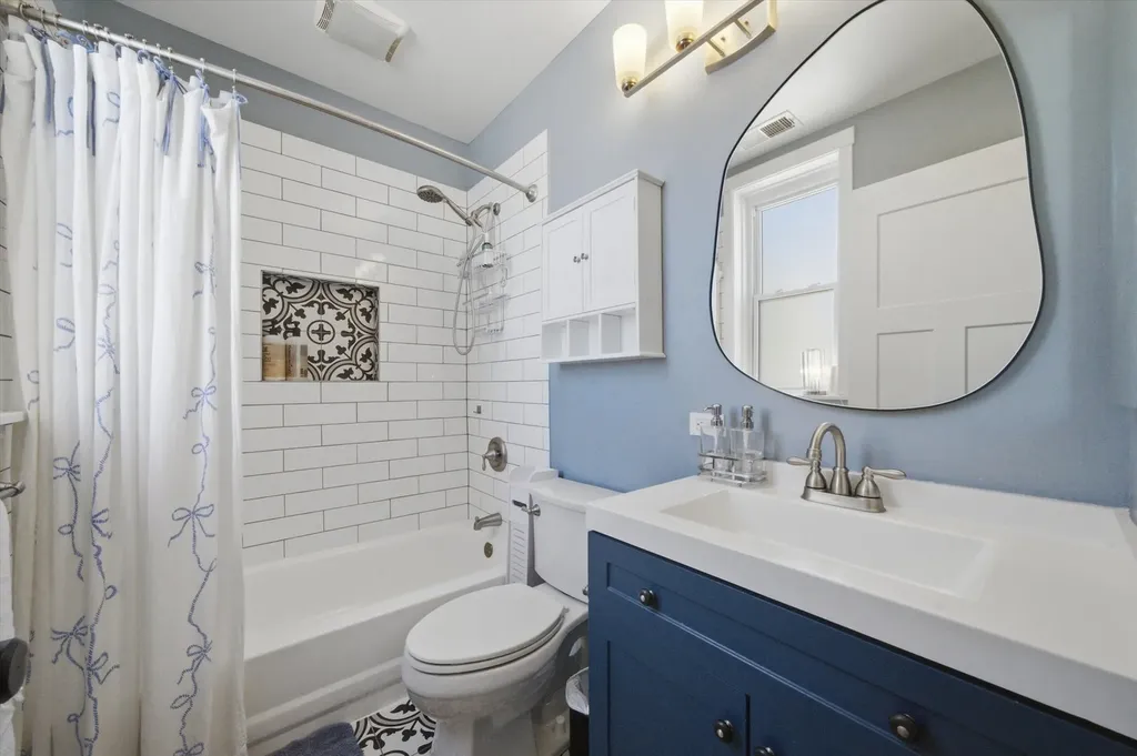 4713 North Dover Street Chicago IL 60640