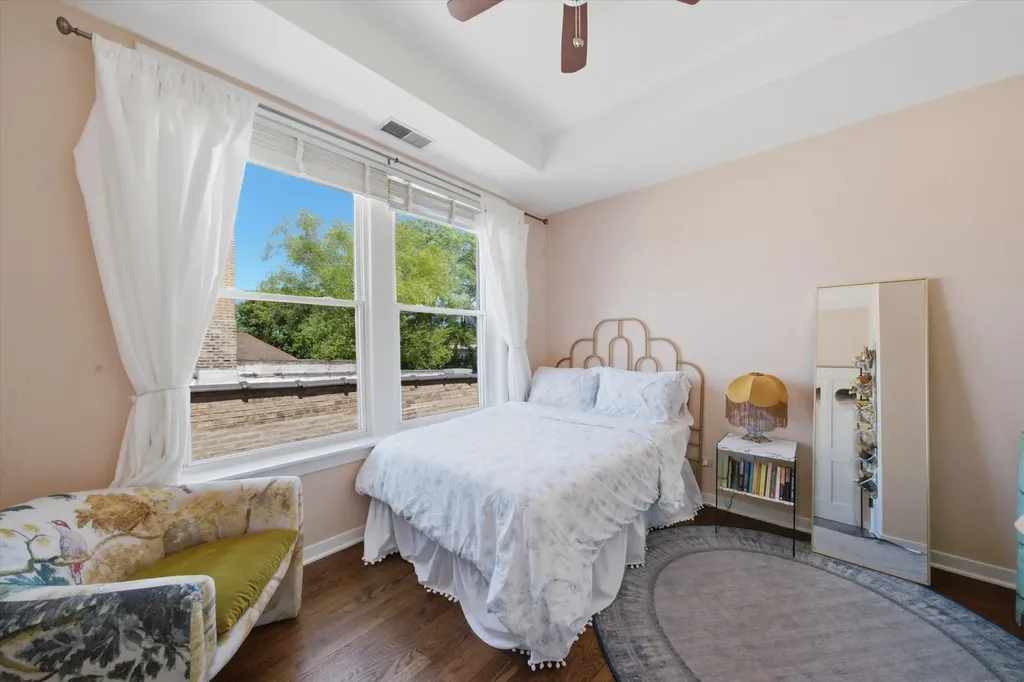 4713 North Dover Street Chicago IL 60640