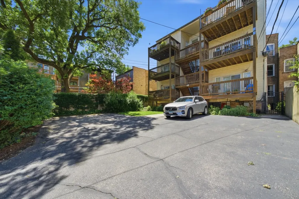 4713 North Dover Street Chicago IL 60640