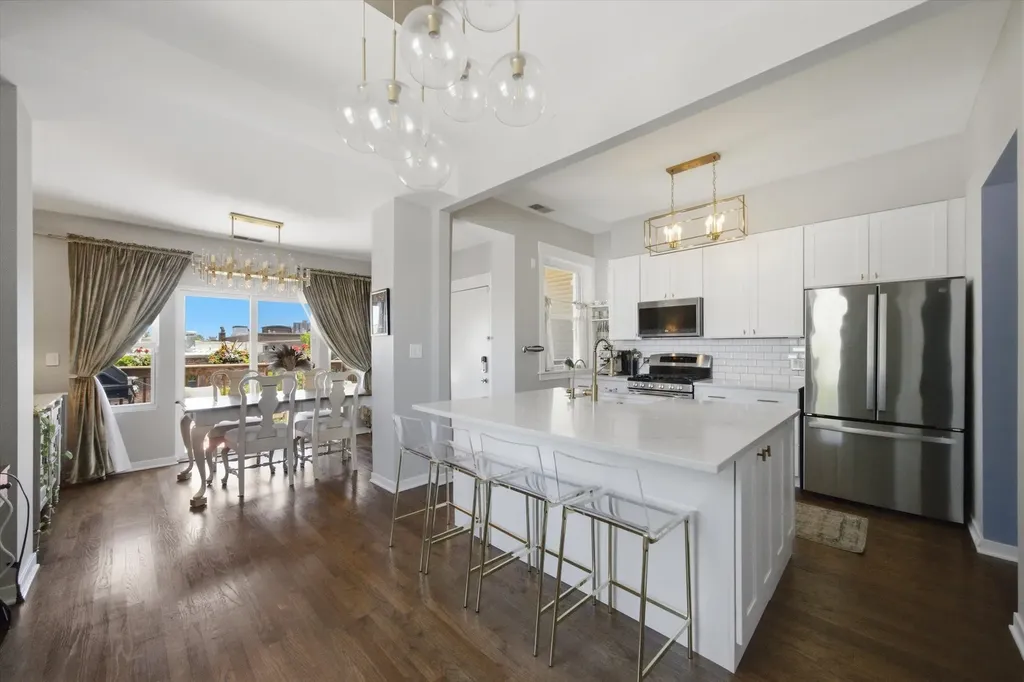 4713 North Dover Street Chicago IL 60640