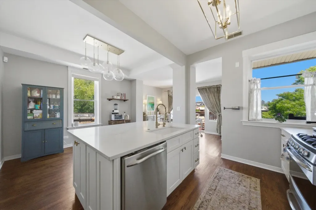 4713 North Dover Street Chicago IL 60640