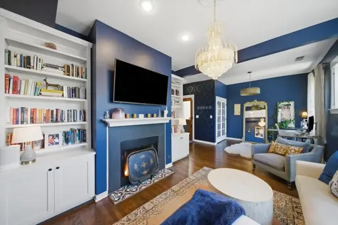 4713 North Dover Street Chicago IL 60640