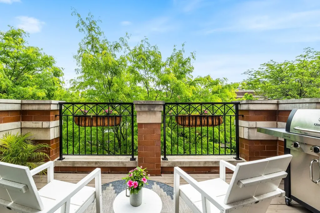3748 North Damen Avenue Chicago IL 60618