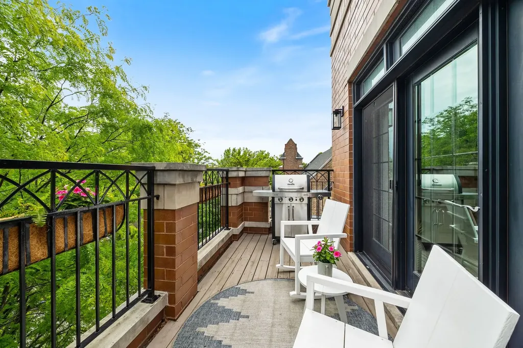 3748 North Damen Avenue Chicago IL 60618