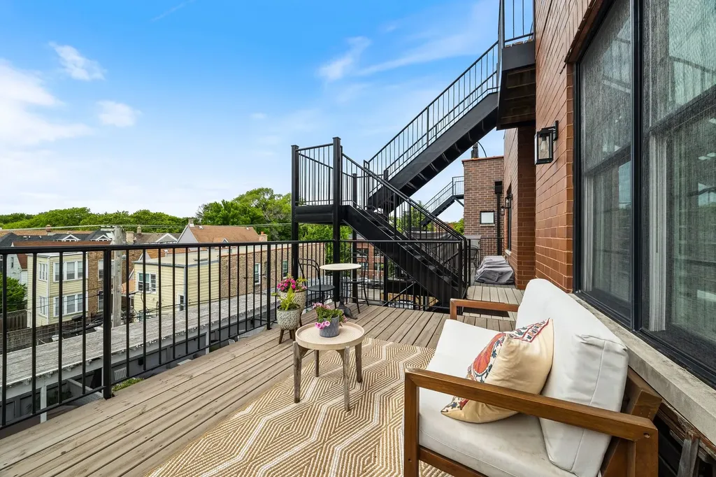 3748 North Damen Avenue Chicago IL 60618