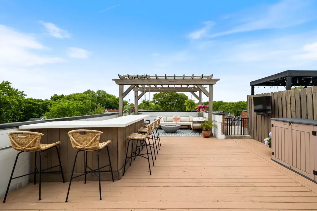 3748 North Damen Avenue Chicago IL 60618