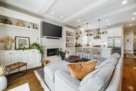 3748 North Damen Avenue Chicago IL 60618