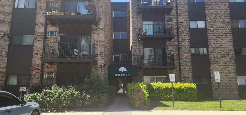 8905 North Knight Avenue Des Plaines IL 60016
