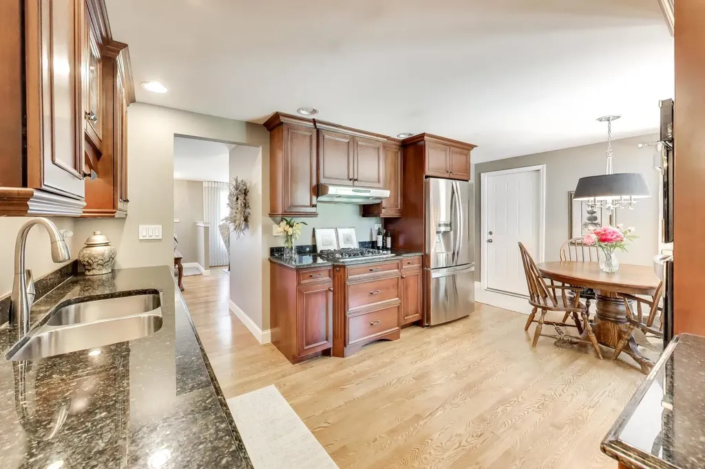 1424 Bates Lane Schaumburg IL 60193