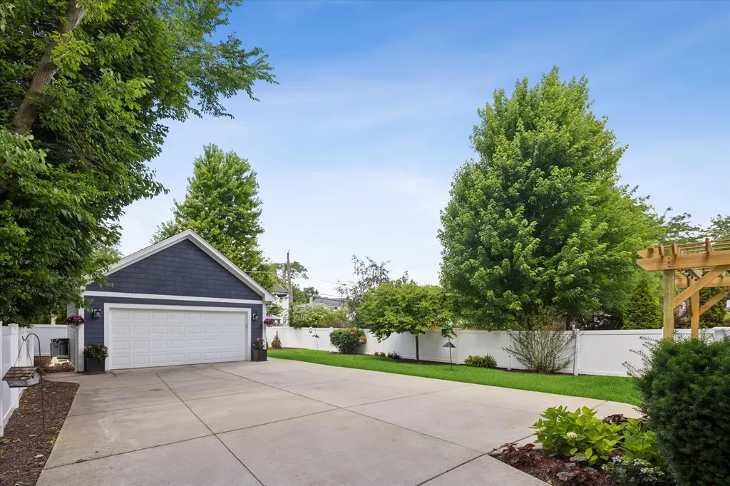 198 North Glenview Avenue Elmhurst IL 60126