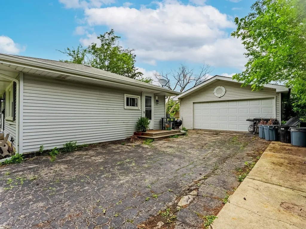 405 North Iowa Avenue Villa Park IL 60181