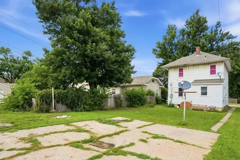 174 16TH Avenue East Moline IL 61244