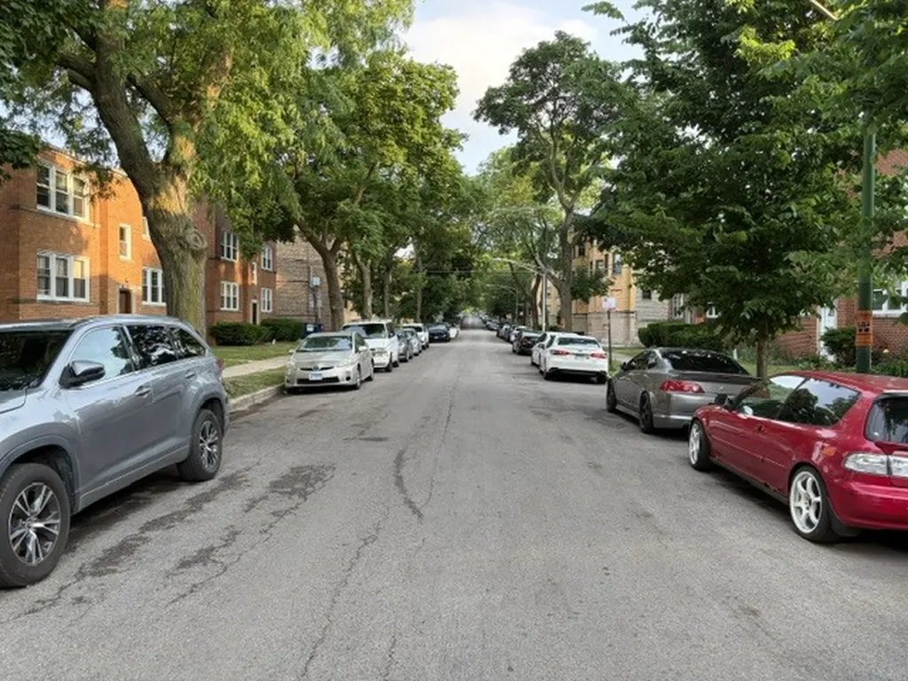 6531 North Hoyne Avenue Chicago IL 60645